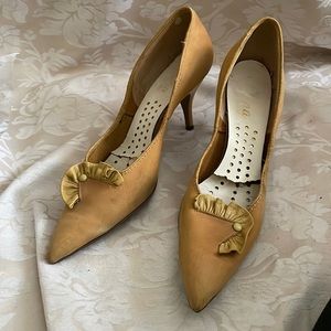 Vintage 1950s Mustard nubuck suede pumps size 8AA